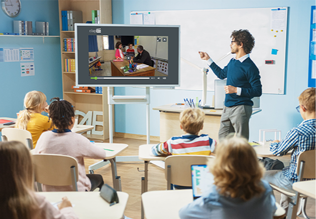 Des élèves de Ce2, cm1 et Cm2 en classe utilisant la collection EnVie de grandir